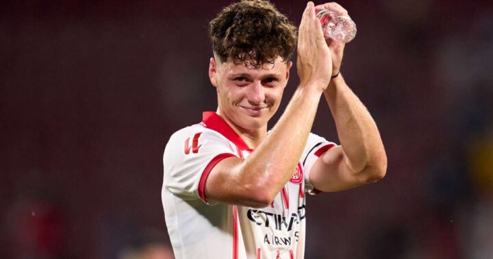 Defender Là Gì Trong Bóng Đá? Tìm Hiểu Toàn Diện Về Các Lá Chắn Thép