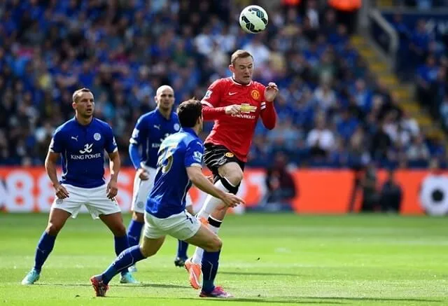 Cầu thủ libero bóng đá thực hiện pha bóng linh hoạt, minh họa kỹ năng cần có