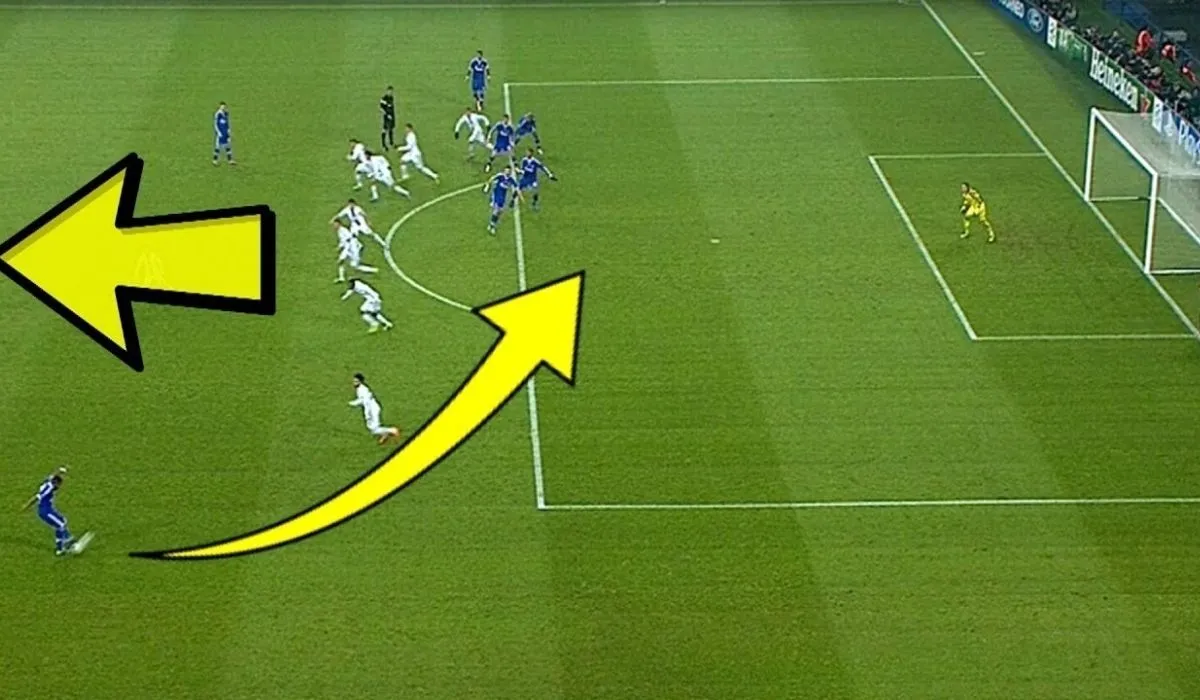 Tình huống lỗi việt vị trong trận đấu, một quy định phức tạp của luật bóng đá.