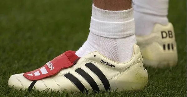 Lưỡi gà truyền thống của giày đá bóng, bộ phận quan trọng.