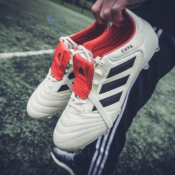 Hình ảnh minh họa vị trí lưỡi gà trên cấu tạo giày đá bóng.