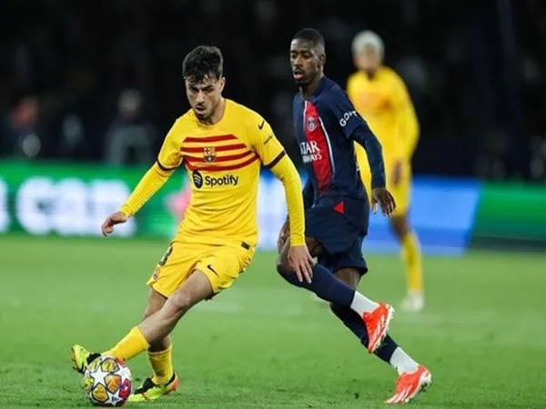 Cầu thủ bóng đá tranh bóng trên sân cỏ trong trận đấu.