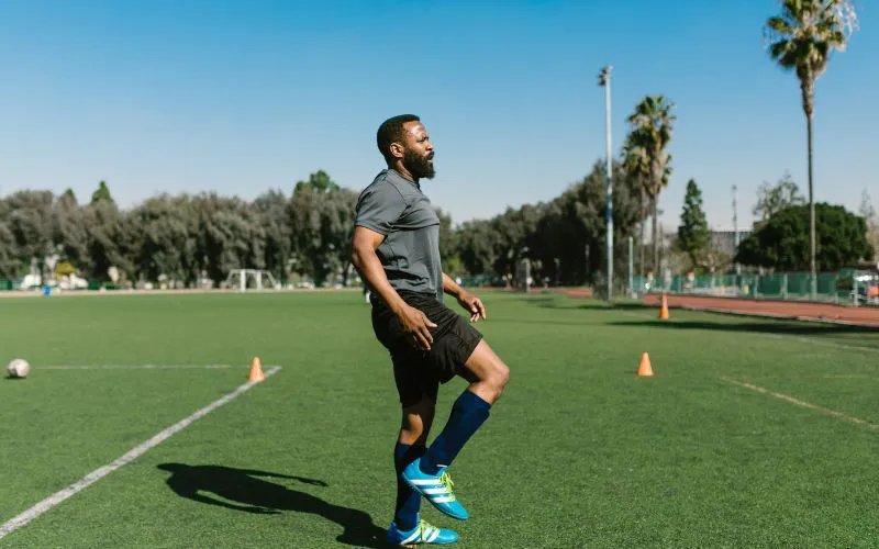 Khởi Động Đúng Cách Với Chạy Bước Nhỏ Là Phần Quan Trọng Bên Cạnh Việc Uống Thuốc Gì Trước Khi Đá Bóng
