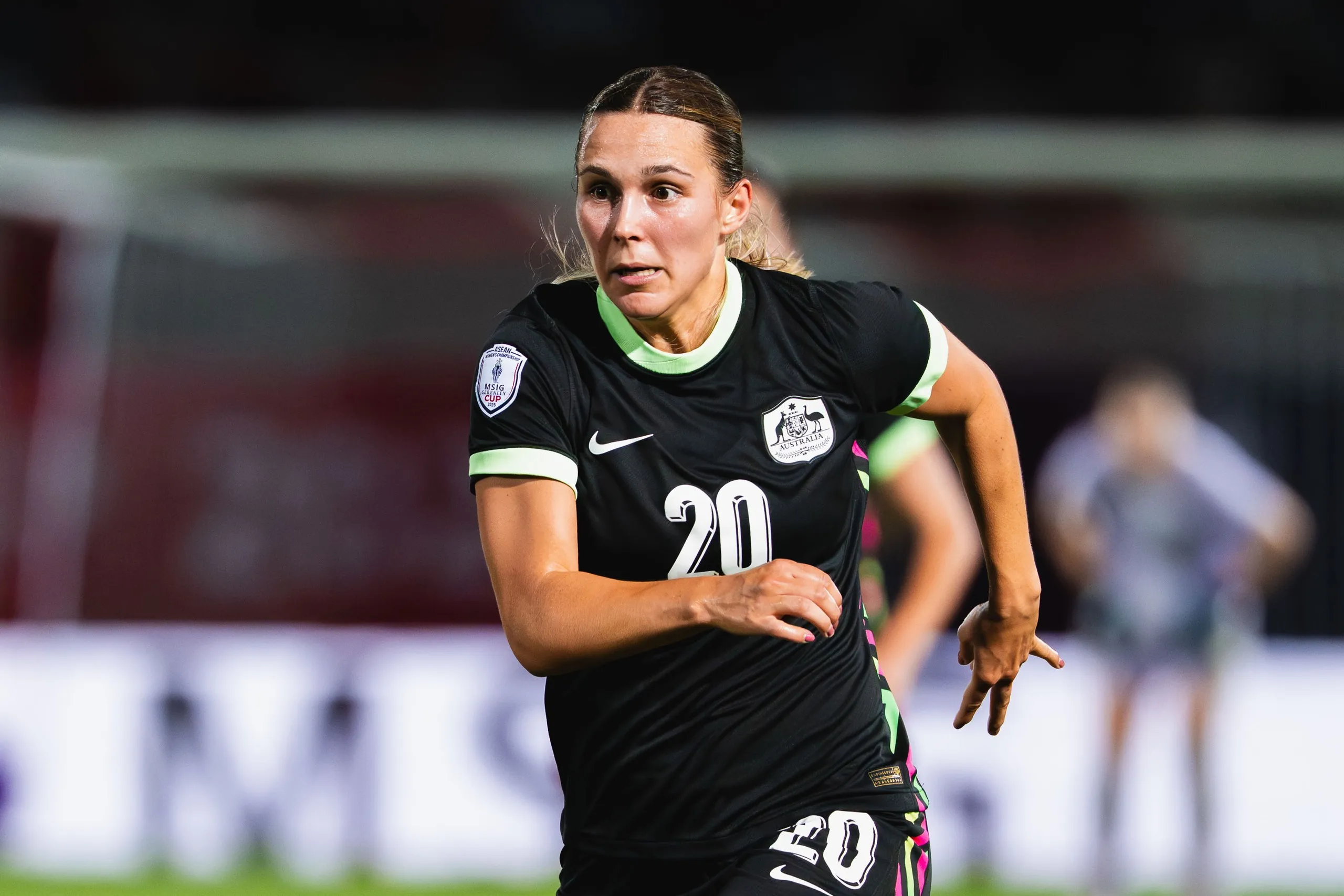 Leticia McKenna ăn mừng bàn thắng, hình ảnh biểu trưng cho niềm đam mê dẫn lối sự nghiệp sau bóng đá cầu thủ nữ