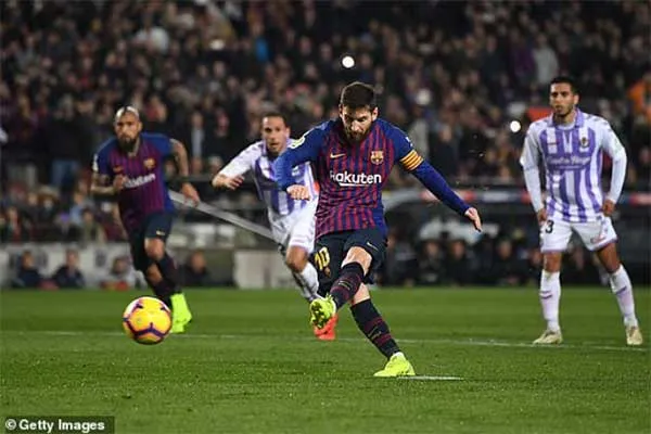 Hình ảnh Lionel Messi đang ăn mừng bàn thắng, người đã ghi năm bàn trong trận đấu kỷ lục tại Champions League