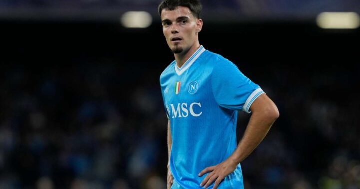 Defender Là Gì Trong Bóng Đá? Tìm Hiểu Toàn Diện Về Các Lá Chắn Thép