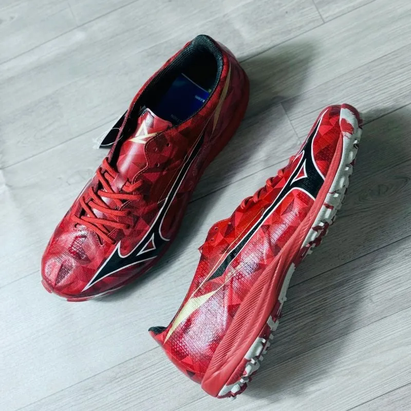 Mẫu giày đá bóng Mizuno Alpha 2 Elite màu đỏ, thiết kế tối ưu cho chân bè và khả năng bứt tốc vượt trội