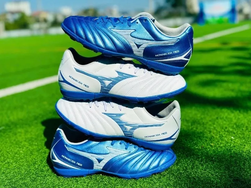 Giày đá bóng Mizuno Monarcida Neo 3 Select màu đen trắng, lựa chọn &quot;quốc dân&quot; siêu bền và bám sân cho chân bè