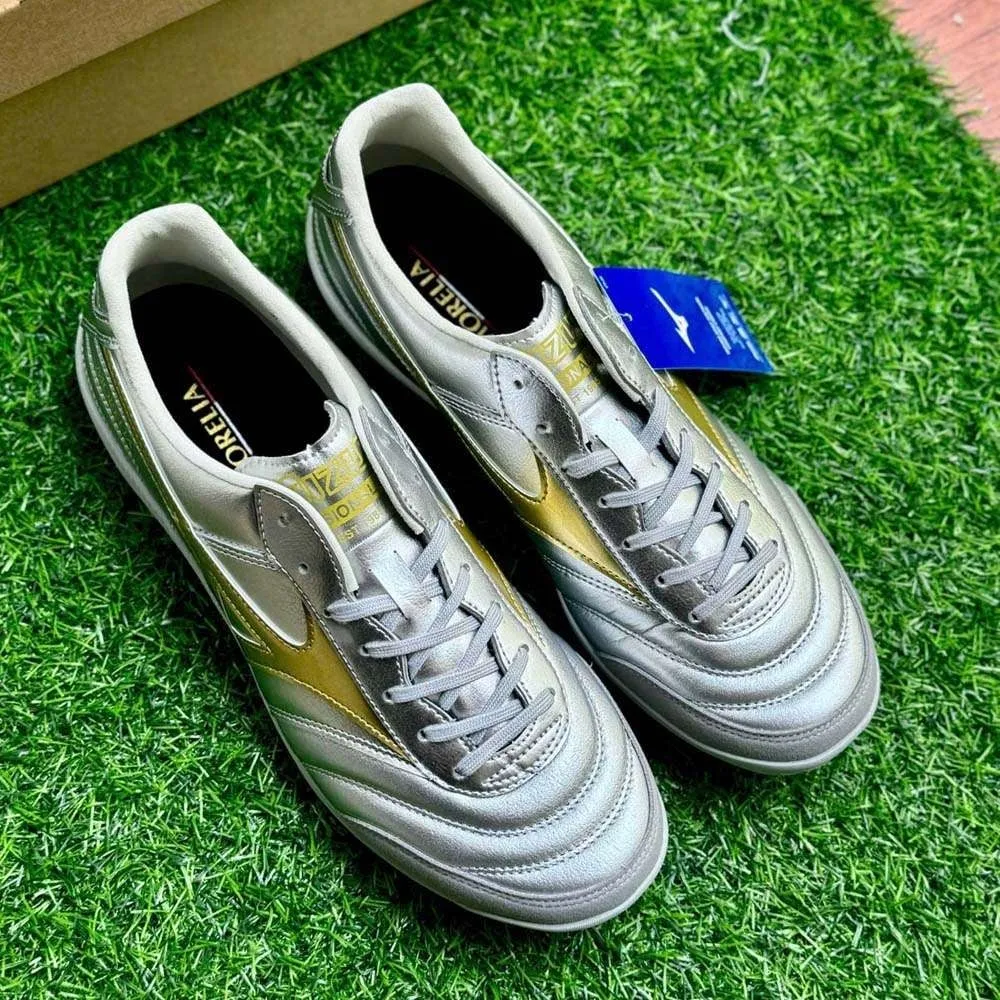 Giày đá bóng Mizuno Morelia Sala Elite màu bạc với upper da Kangaroo mềm mại, mang lại cảm giác bóng chân thực cho chân bè