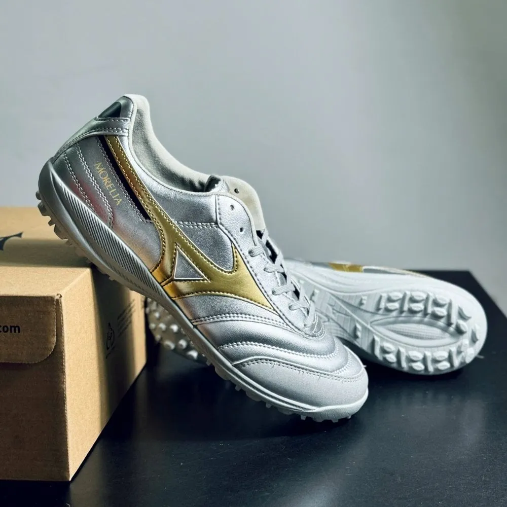 Giày đá bóng Mizuno Morelia Sala Pro màu bạc vàng, nổi bật với trọng lượng siêu nhẹ và form giày thân thiện chân bè