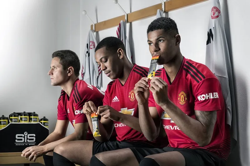 Cầu thủ sử dụng thanh năng lượng bổ sung nhanh, tiện lợi giữa trận đấu