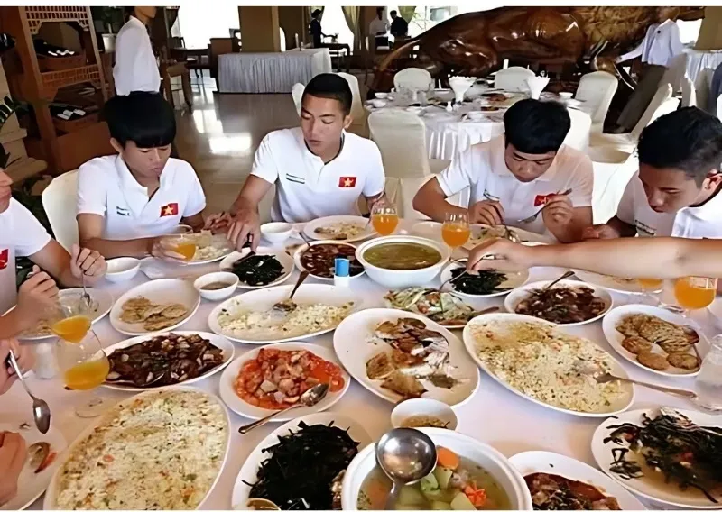 Cầu thủ đá bóng nên ăn gì để tối ưu năng lượng từ tinh bột