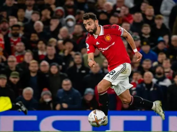 Cầu thủ nhạc trưởng thể hiện kỹ năng chuyền bóng và lãnh đạo trên sân cỏ