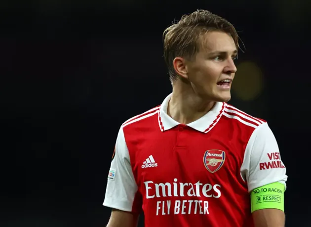 Tiền vệ kiến thiết điều phối bóng trên sân, minh họa vai trò nhạc trưởng trong bóng đá