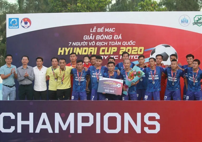 Bóng đá Ý là gì: Các cầu thủ đang tranh bóng quyết liệt trên sân cỏ, thể hiện nhịp độ nhanh và tinh thần thi đấu nhiệt huyết