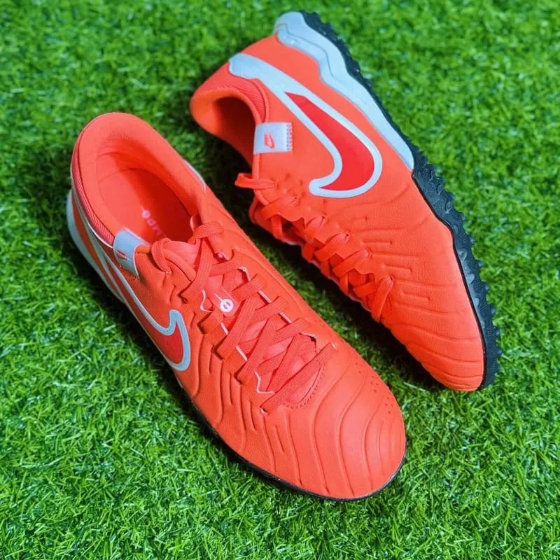 Giày đá bóng Nike Tiempo 10 Academy TF màu đỏ, với upper FlyTouch Lite mềm mại hỗ trợ chân bè