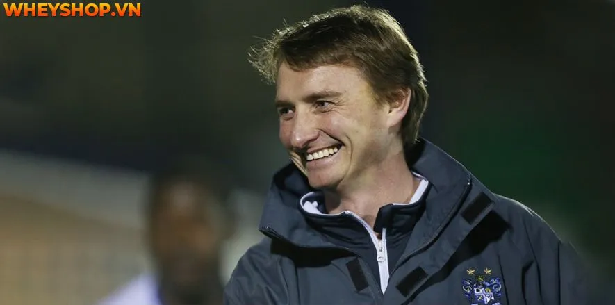 Chris Brass của Bury đau đớn sau khi vô tình sút bóng trúng mặt và bật vào lưới nhà, minh họa cho những rủi ro và bất ngờ trong mỗi trận đá bóng.