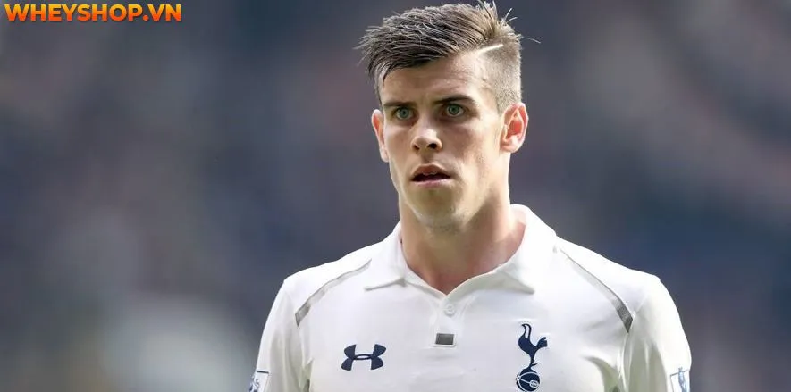 Gareth Bale của Tottenham Hotspur thể hiện sự tuyệt vọng sau khi mắc lỗi dẫn đến bàn phản lưới nhà, một phần không thể thiếu trong ý nghĩa của đá bóng và sự kịch tính của trận đấu.