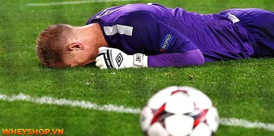 Cầu thủ bóng đá thể hiện sự thất vọng sau khi mắc lỗi đá phản lưới nhà, biểu trưng cho áp lực và những sai lầm trong các trận bóng đá chuyên nghiệp.