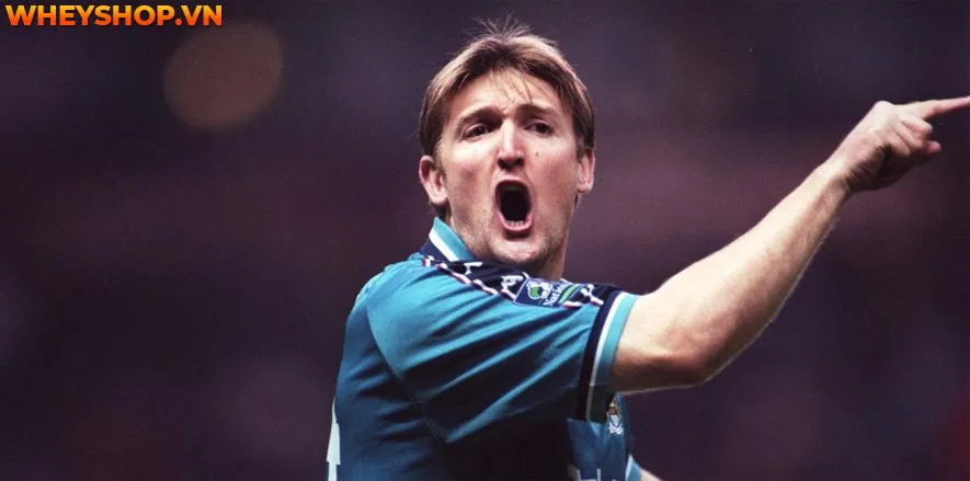 Jamie Pollock của Manchester City mắc lỗi trong pha đánh đầu về lưới nhà, một khoảnh khắc đầy tiếc nuối thể hiện sự khó lường của ý nghĩa của đá bóng.