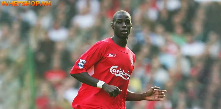 Djimi Traore, cầu thủ Liverpool, thể hiện sự thất vọng sau pha đá phản lưới nhà, một minh chứng cho áp lực và rủi ro luôn hiện hữu trong ý nghĩa của đá bóng.