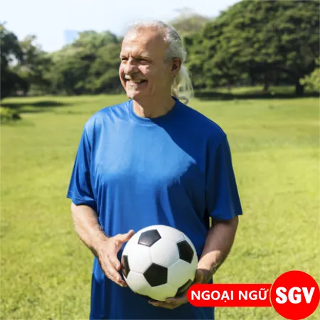 Hai ông bầu bóng đá nổi tiếng Bầu Đức và Bầu Hiển cùng hình ảnh sân cỏ