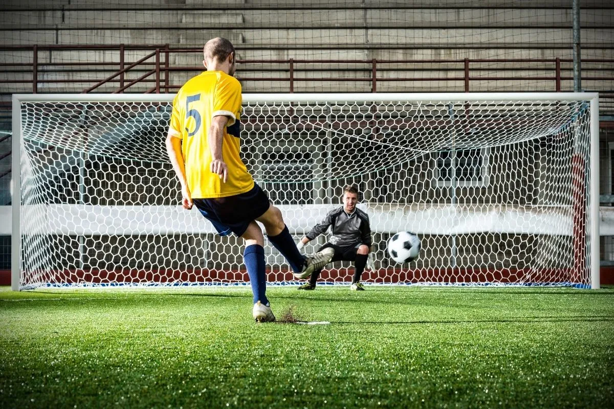 Cú ném phạt bóng đá trong tiếng Anh là penalty kick và hình ảnh cầu thủ thực hiện.