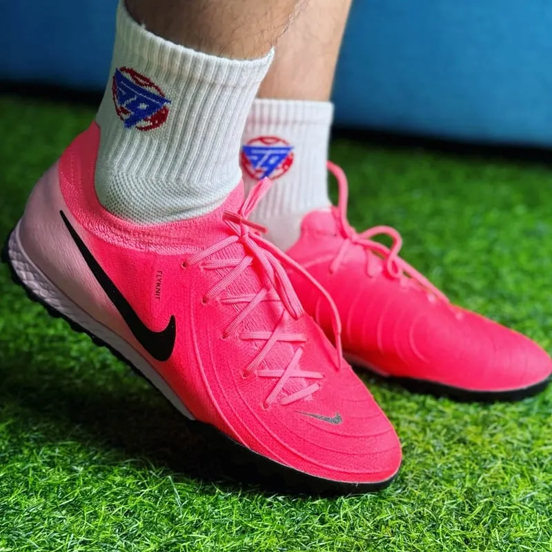 Giày đá bóng Nike Phantom GX 2 Pro TF màu hồng, thiết kế hỗ trợ kiểm soát bóng cho cầu thủ chân bè