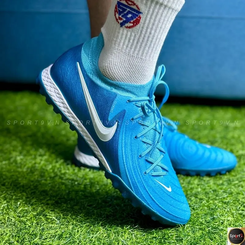 Giày đá bóng Nike Phantom GX 2 Pro TF màu xanh dương, upper Flyknit ôm chân linh hoạt cho cả chân thon và chân bè