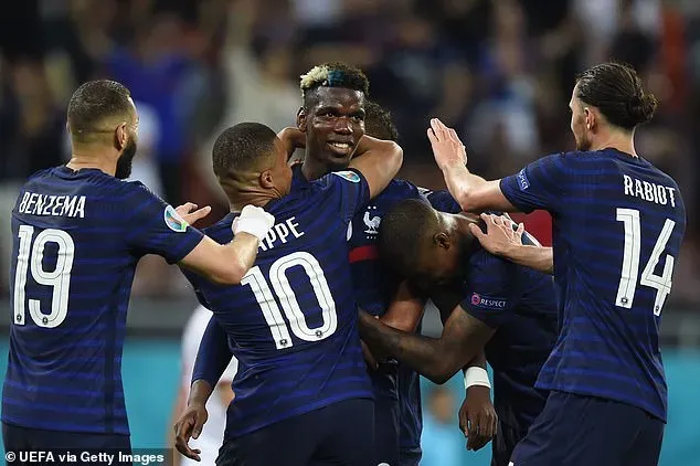 Paul Pogba và Presnel Kimpembe ăn mừng bàn thắng tại Euro 2020.