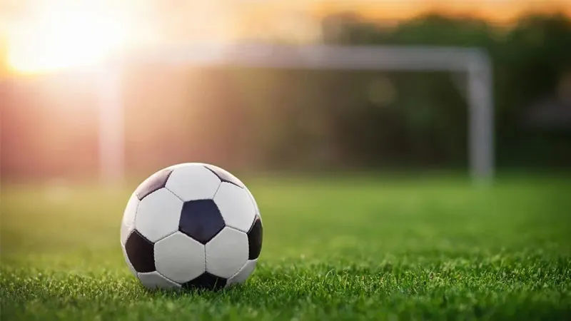 Cầu thủ ghi bốn bàn thắng ăn mừng trên sân