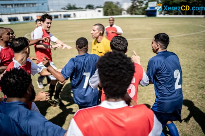 Hành động quá khích trên sân