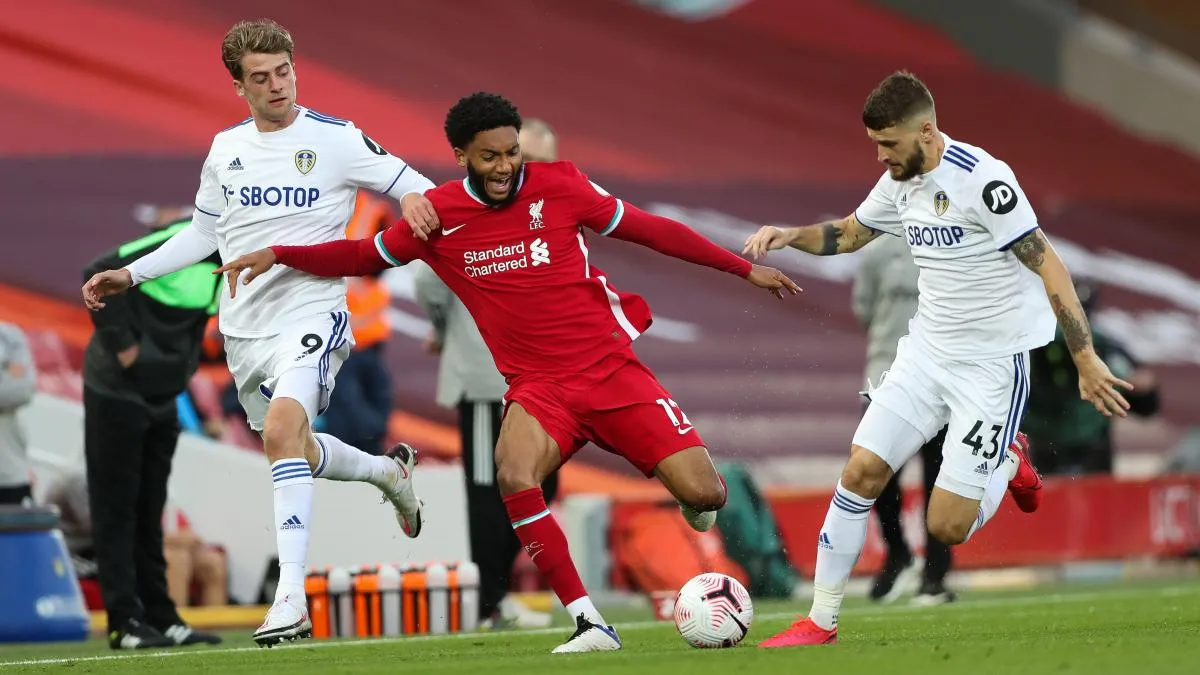 Cầu thủ Liverpool áp sát đối thủ, minh họa chiến thuật pressing trong bóng đá