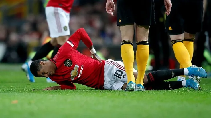 Rashford đang thực hiện một pha bóng, với một vết thương nhỏ