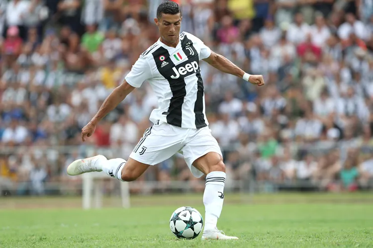 Cristiano Ronaldo, một bậc thầy dứt điểm, chuẩn bị đón đường tạt bóng tiêu chuẩn từ đồng đội trong trận đấu.