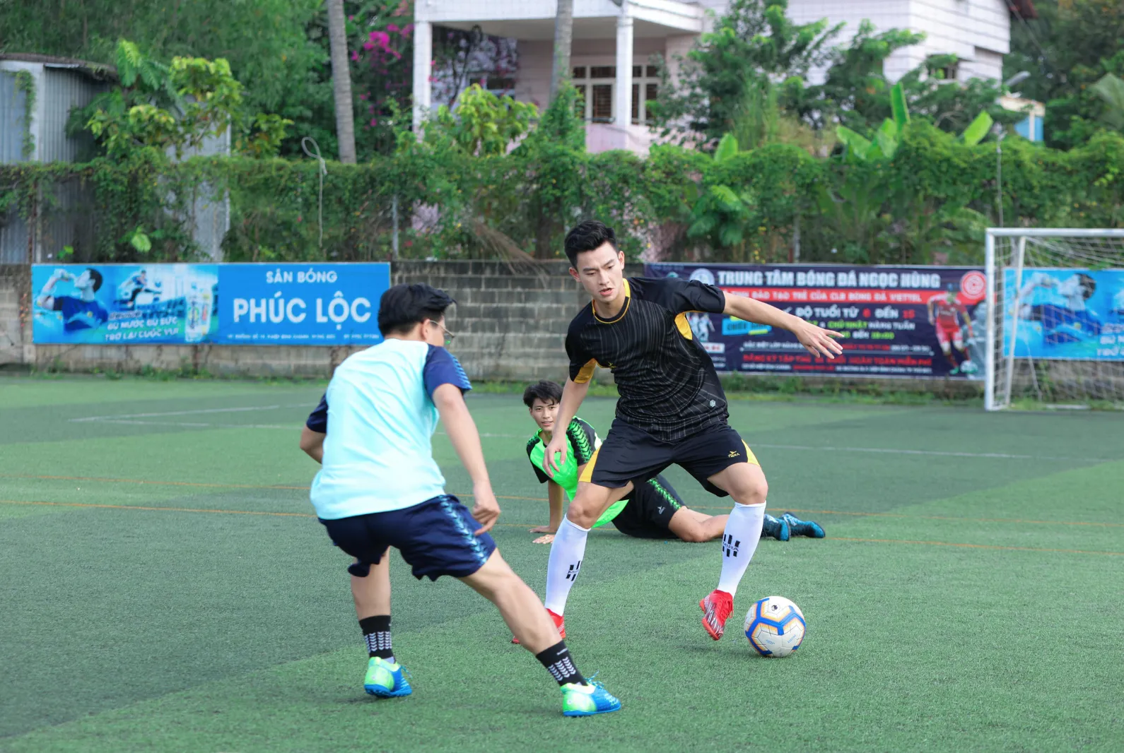 Các cầu thủ di chuyển linh hoạt trên sân, minh họa khả năng đọc vị trí và chiến thuật trong bóng đá