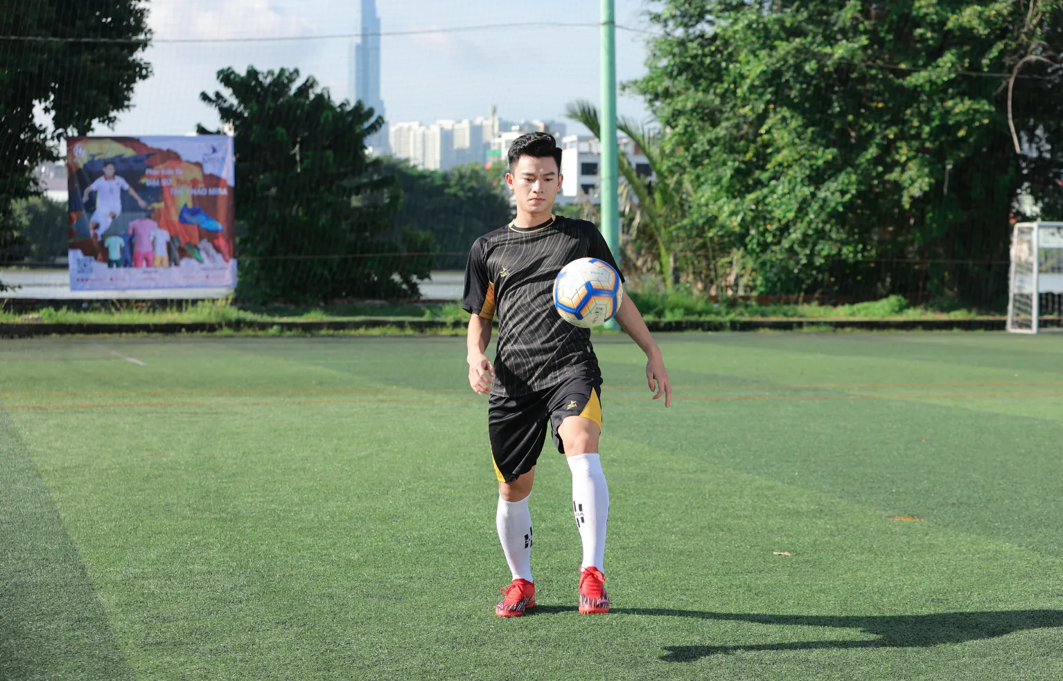 Kỹ thuật tâng bóng bằng mu bàn chân, má trong và đùi giúp nâng cao khả năng kiểm soát bóng