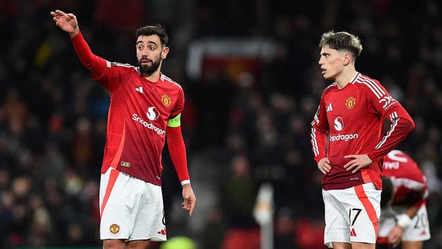 Cầu Thủ Bóng Đá Tiếng Anh Là Gì: Giải Mã Thuật Ngữ Và Vị Trí