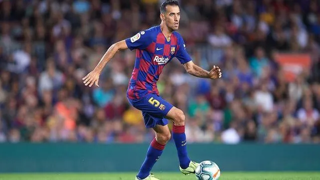 Tiền vệ Sergio Busquets trong vai trò libero bóng đá hiện đại, kiểm soát bóng trên sân