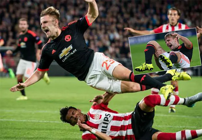 Cầu thủ đang đau đớn trên sân sau một pha vào bóng