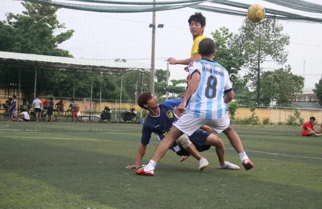 Chơi bóng trên sân 5 người