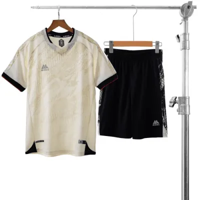 Chất liệu microfiber mềm mại của áo trong bóng đá giúp thấm hút mồ hôi hiệu quả.