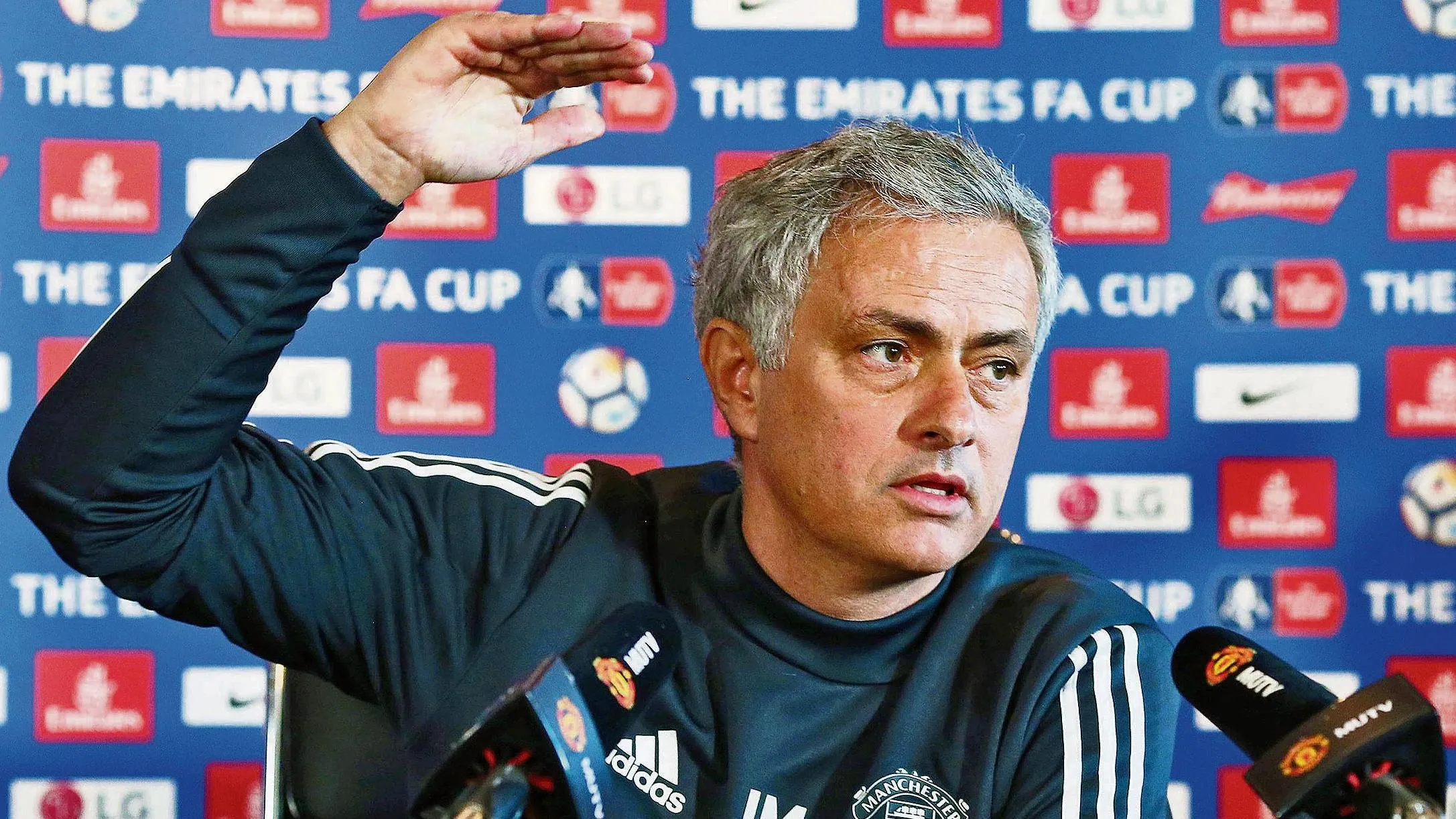 Jose Mourinho đứng trên sân cỏ, phản ánh tầm quan trọng của chiến thuật phòng ngự zonal marking và vai trò của huấn luyện viên trong việc triển khai