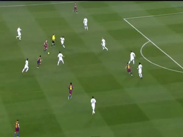 Chiến lược tấn công trung lộ trong bóng đá