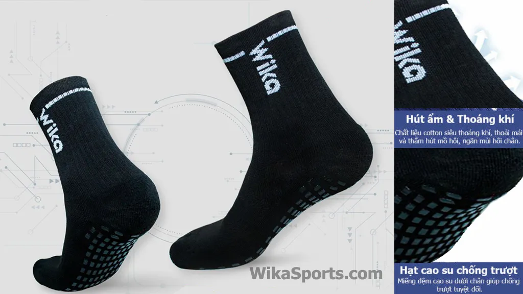 Tất chống trơn màu đen là một trong những món đồ nên mang gì khi đi đá bóng