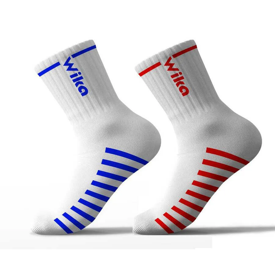 Đôi tất kẻ Wika với chất liệu co giãn tốt, hỗ trợ tối ưu cho trải nghiệm chơi bóng đá