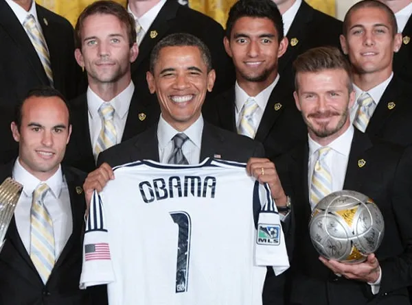 Cổ động viên với chiếc áo đấu của ngôi sao đá bóng Wayne Rooney, biểu tượng một thời của câu lạc bộ Manchester United và đội tuyển Anh, thể hiện lòng trung thành và đam mê.