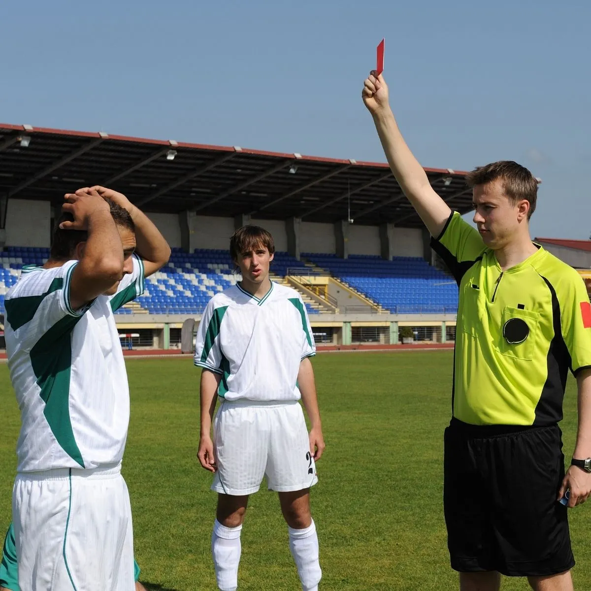 Thẻ đỏ, một hình phạt nghiêm khắc trong bóng đá khi cầu thủ phạm lỗi nghiêm trọng.