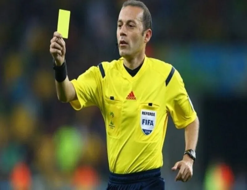 Cầu thủ nhận hai thẻ vàng tương đương thẻ đỏ gián tiếp