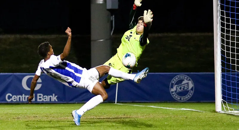 Bóng gì không đá được khi bị thoát vị đĩa đệm: Người bệnh cần tránh bóng đá